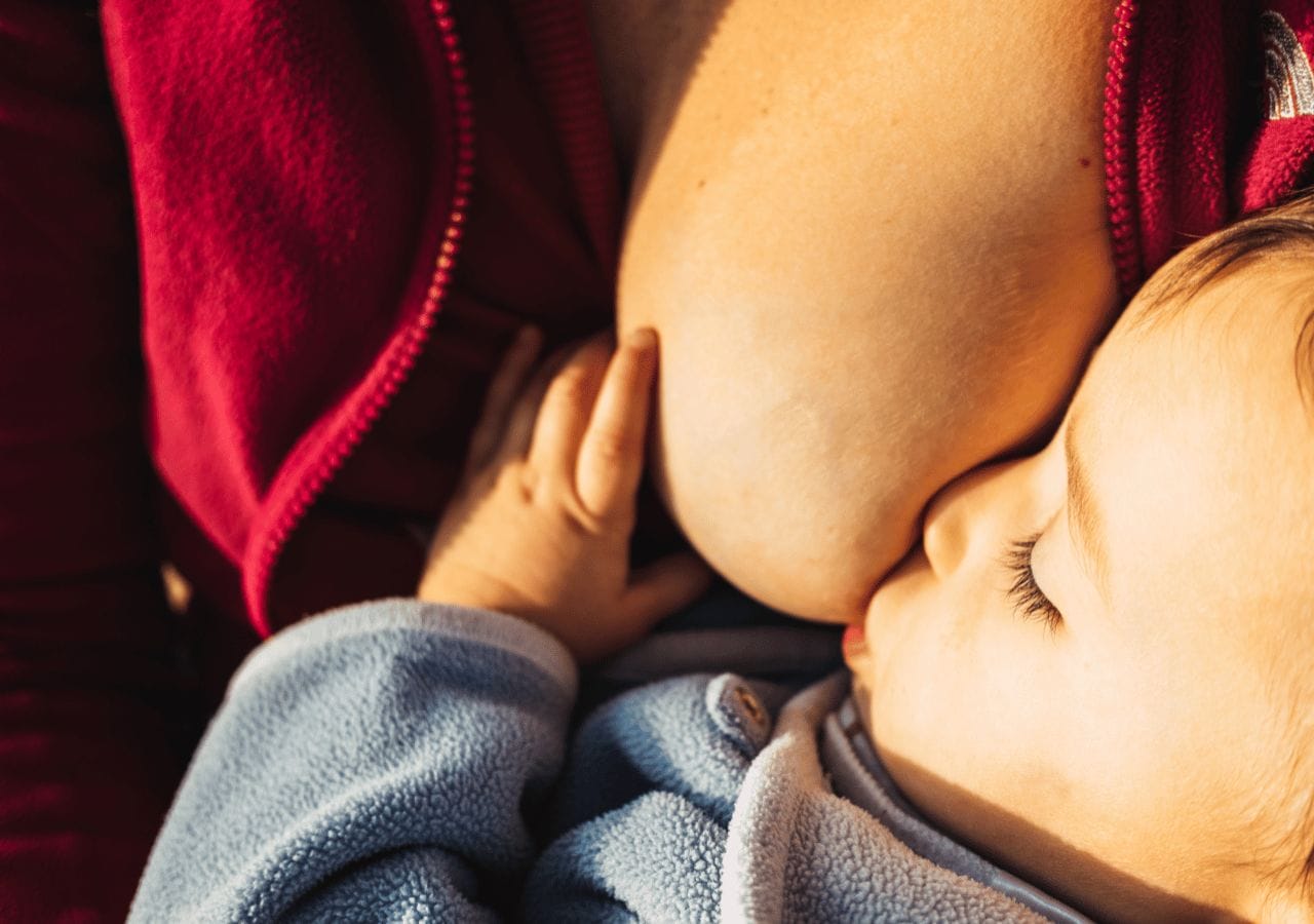 allaitement enfant au parc avec un lait maternel riche et bien nourrissant